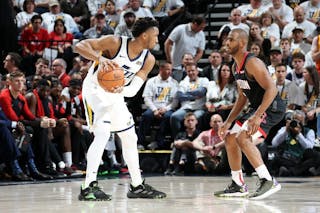 NBA：詹姆斯30+10+8 湖人险胜灰熊